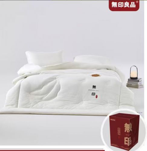 大豆无染被 无印良品  规格：200×230，克重：2400g，面料：水洗棉，填充：大豆纤维+整张羽丝棉（1500g）